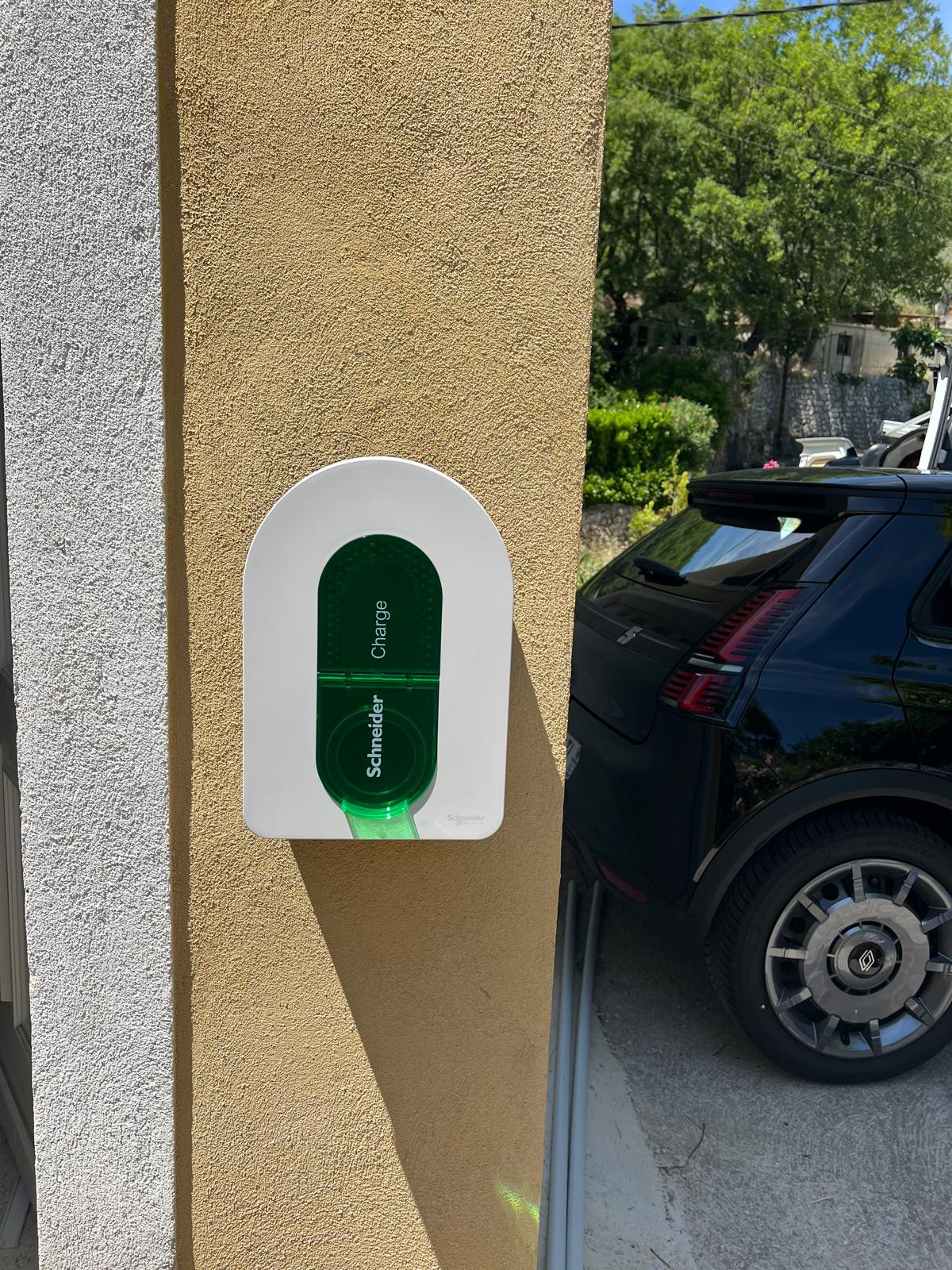 Borne de recharge Schneider Charge — visuel officiel Schneider Electric