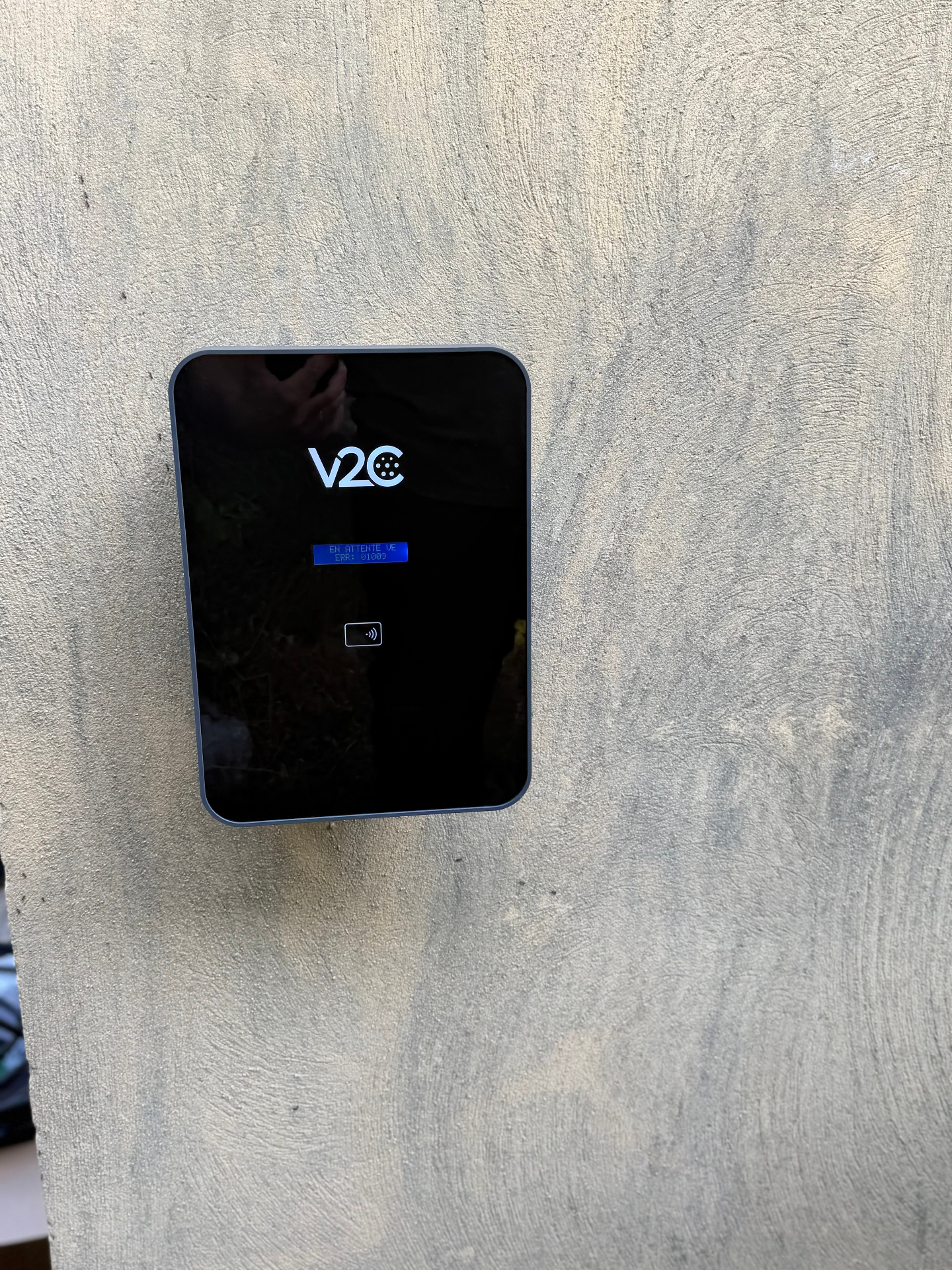Borne V2C Trydan installée sur mur extérieur enduit par Lumëel — recharge intelligente