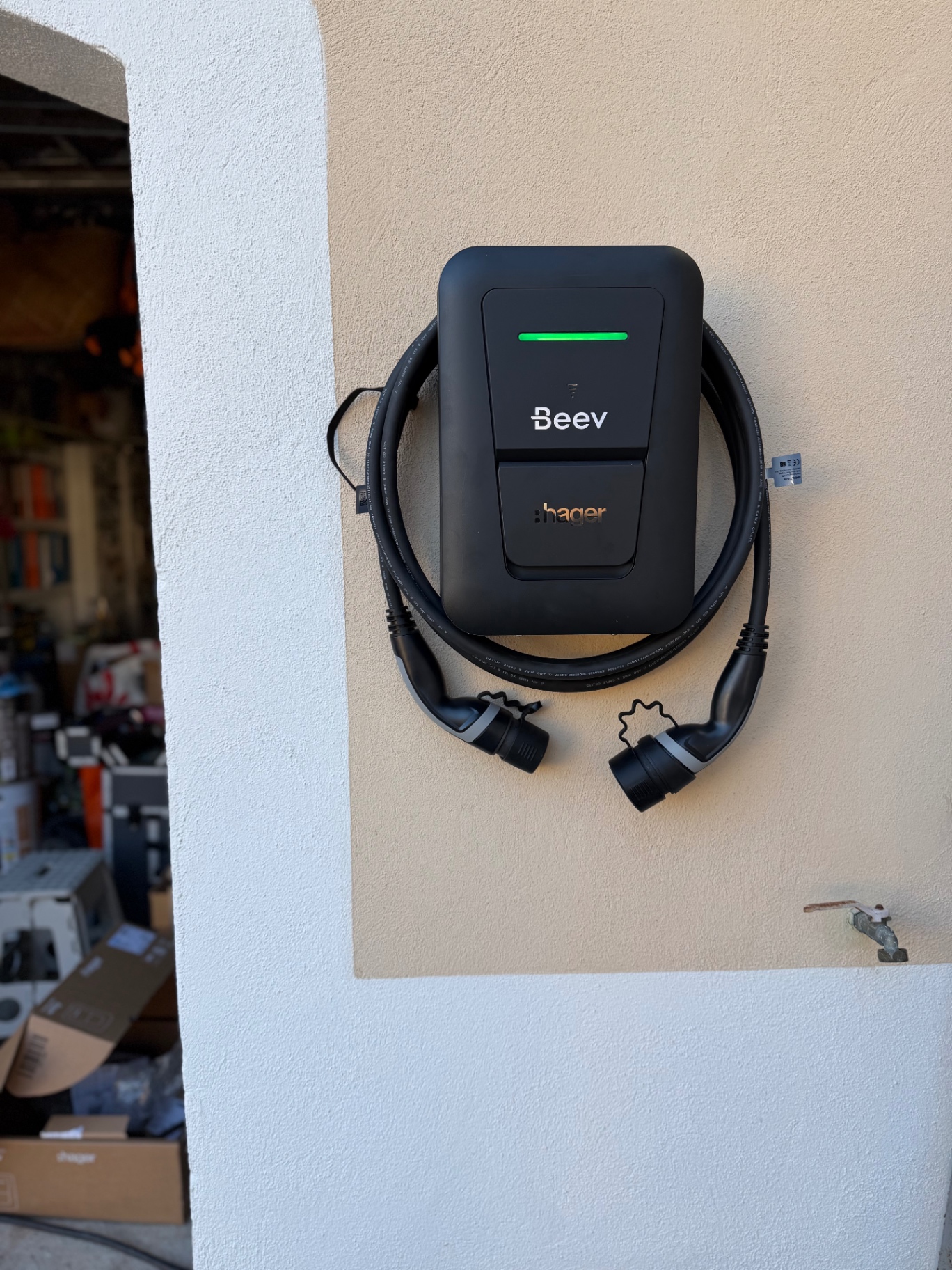 Borne Beev × Hager Witty 7,4 kW installée en garage par Lumëel