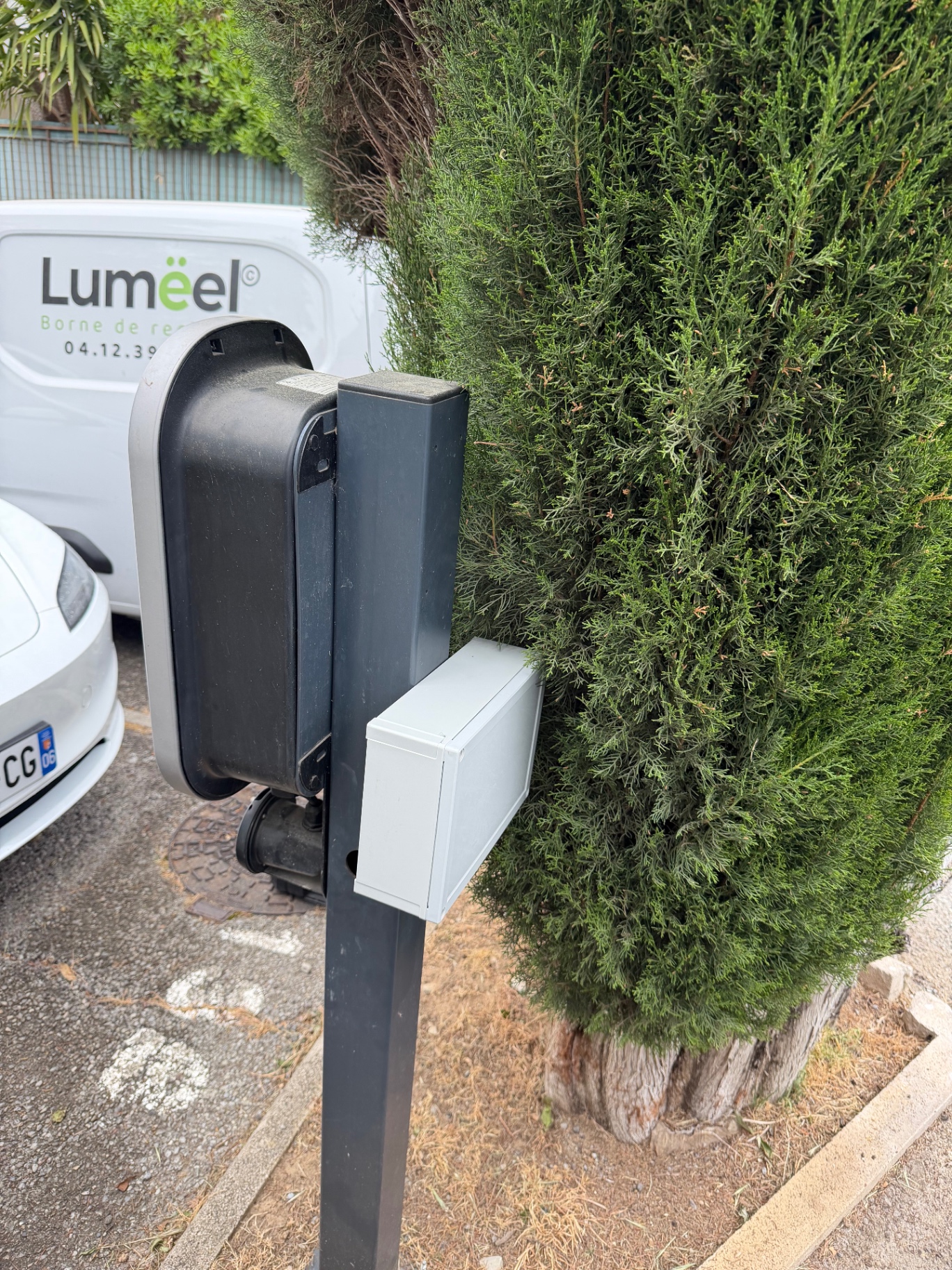 Borne de recharge sur pied installée par Lumëel à Cagnes-sur-Mer