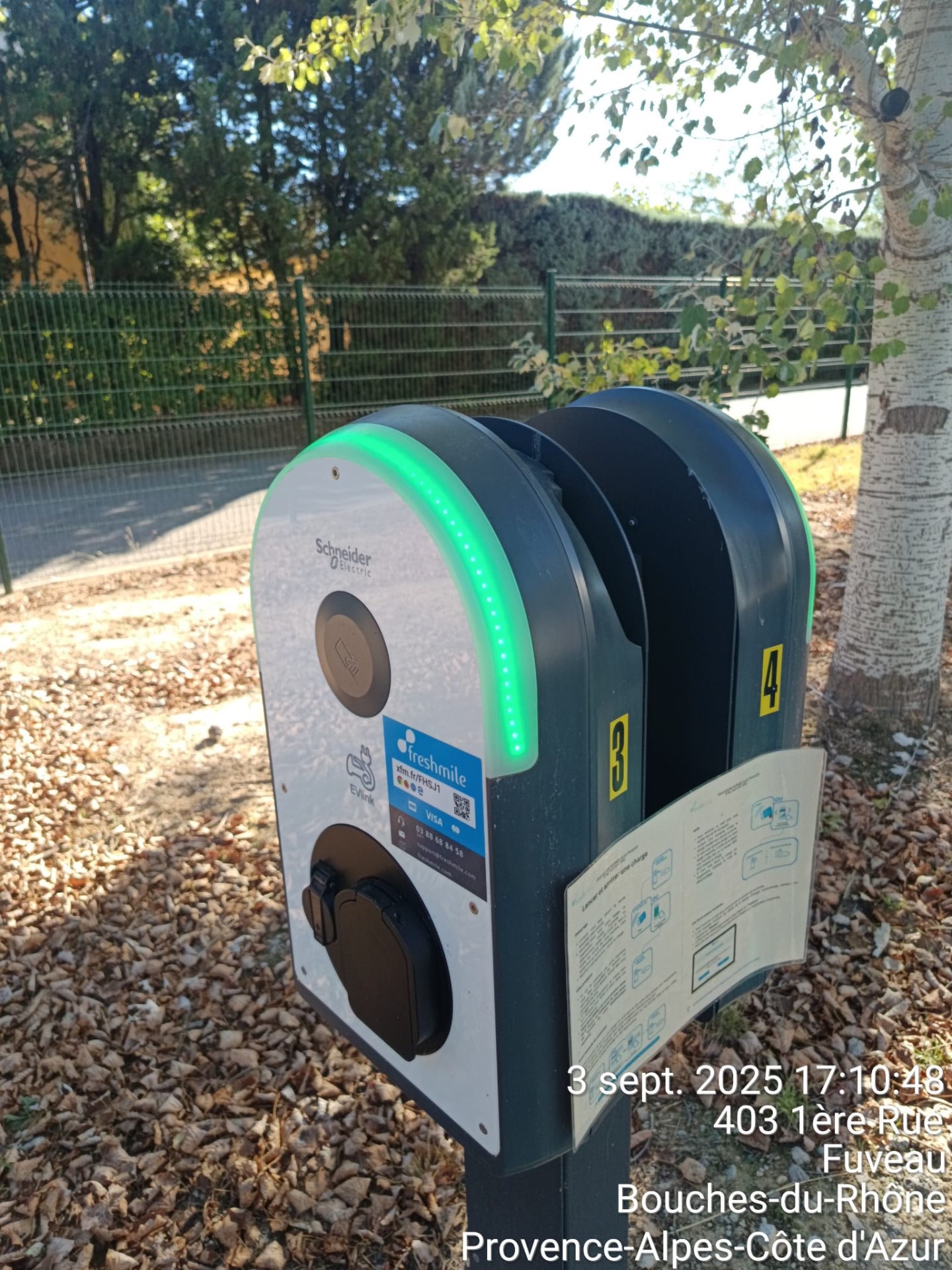 Borne publique Schneider double point — Fuveau