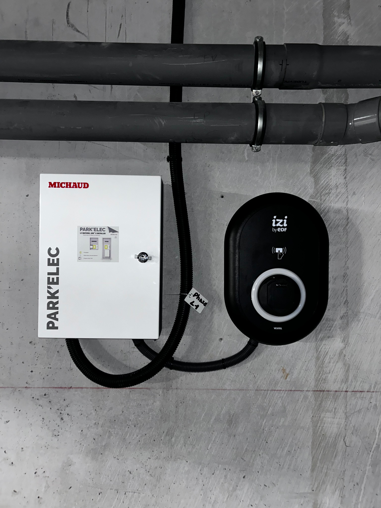 Borne IZI by EDF Vestel installée en copropriété sur place de parking ouverte avec coffret Park'Elec Michaud et gestion sécurisée par badge — Lumëel