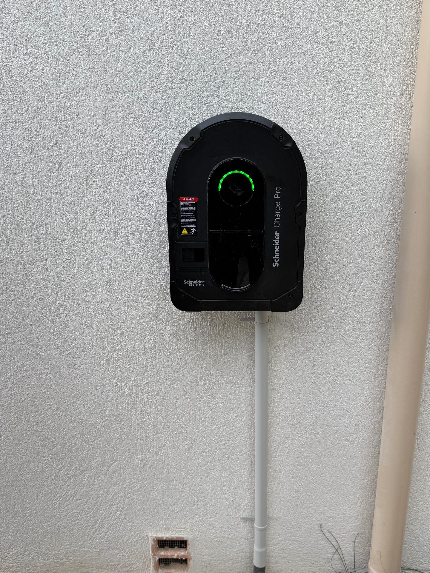 Borne Schneider Charge Pro installée pour salarié en gestion de flotte, supervision Izivia à distance en 4G — Lumëel