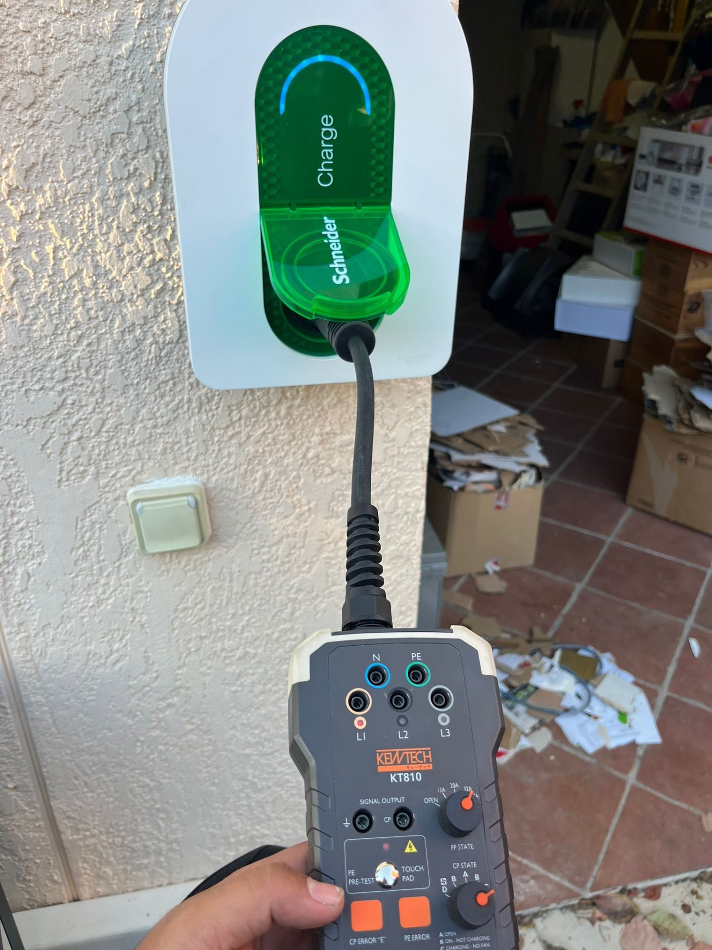 Borne Schneider murale avec capot "Charge"