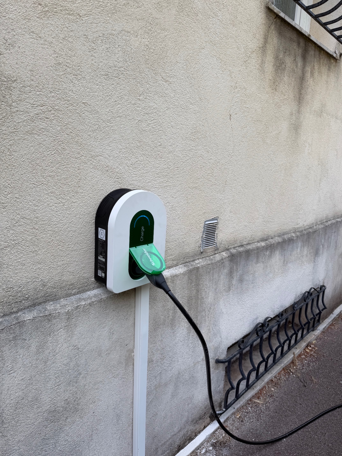 Borne Schneider Charge en façade extérieure — installation Lumëel