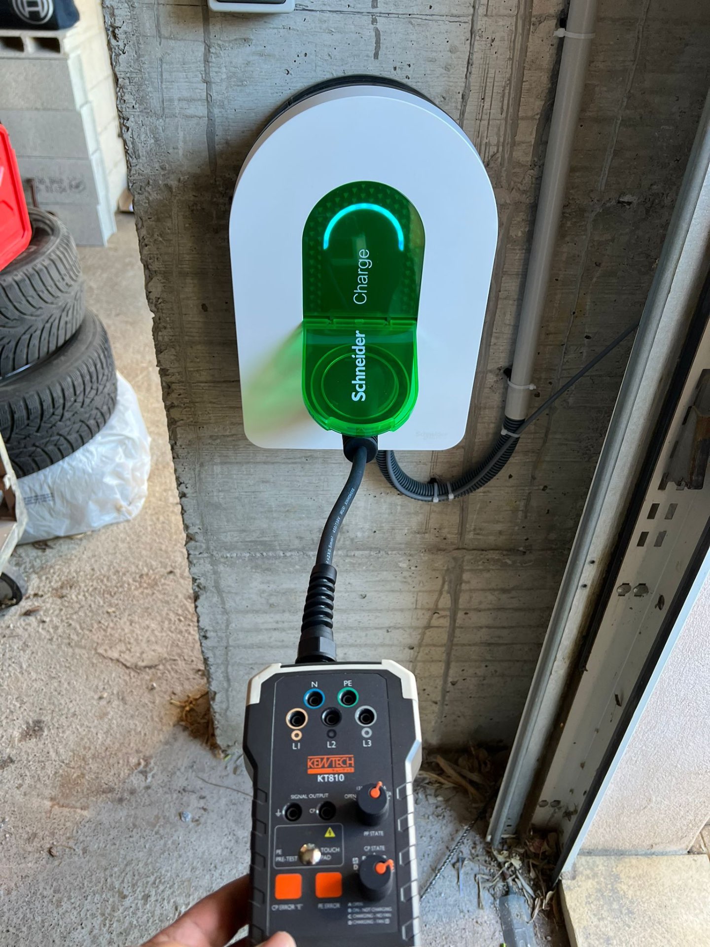 Test de conformité KEWTECH KT810 sur borne Schneider Charge — Lumëel