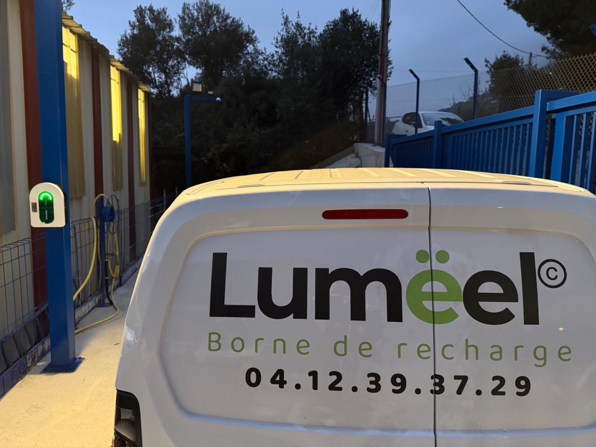 Station de recharge — Parking commercial