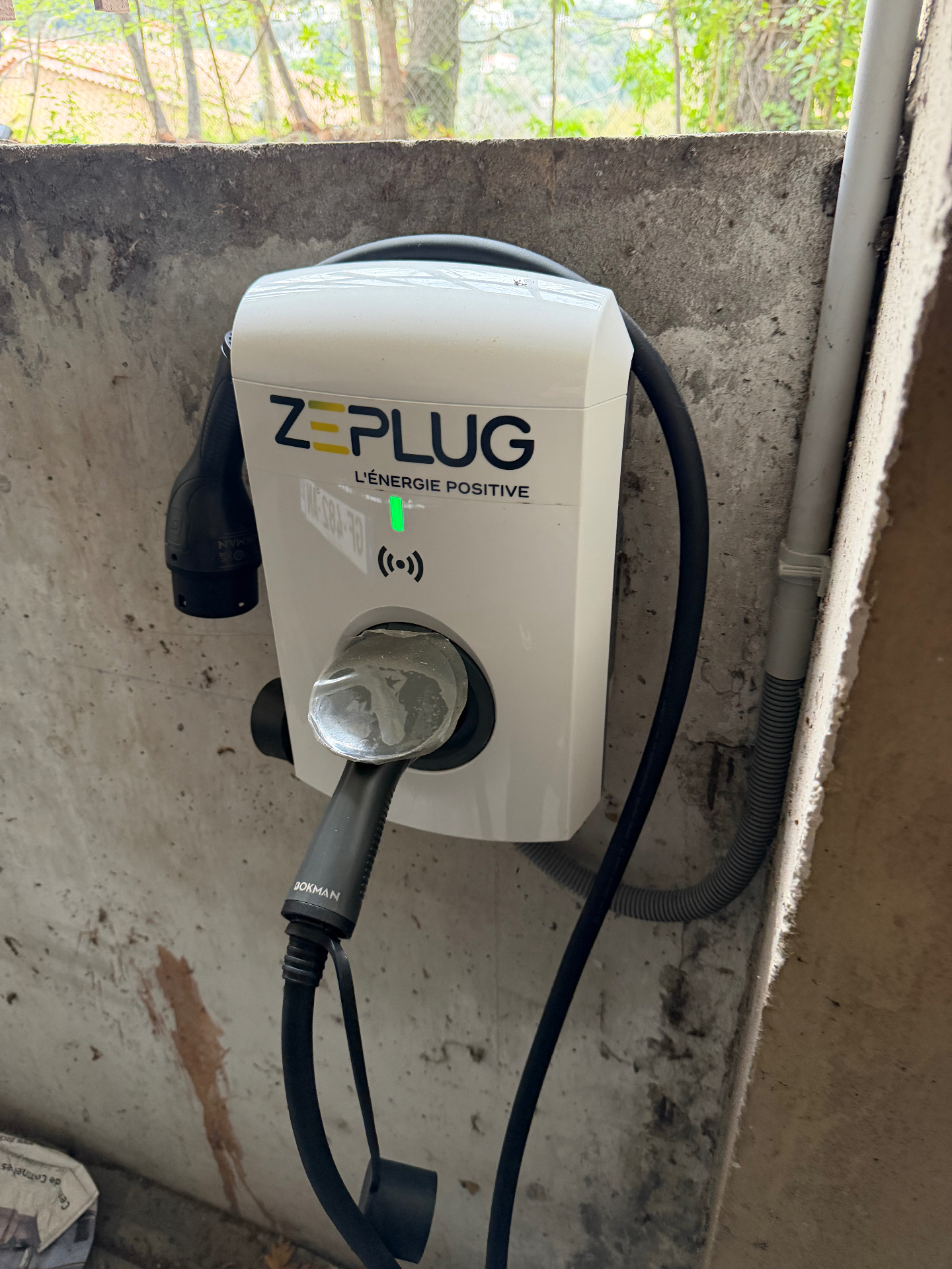 Borne Zeplug L'énergie positive installée en parking extérieur — Lumëel